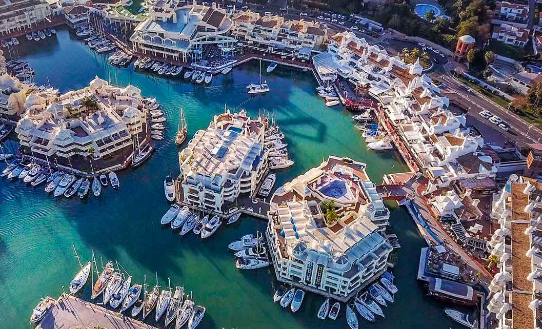 Puerto Marina Benalmádena nabij Blossom Hills – luxe jachthaven met boten en restaurants